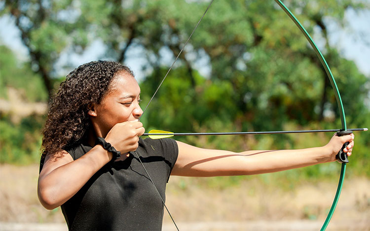 mujeres sosteniendo arco y flecha